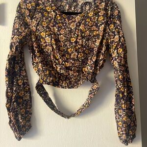 New with tags Elodie brand long sleeve floral top with cut out back